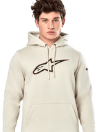 Alpinestars Insignia Hoodie, felpa pullover casual, Off White con logo sul petto effetto fibra di carbonio, dettaglio con bordo rosso, cappuccio con coulisse e tasca a marsupio, indossata da un modello, design ispirato al motorsport