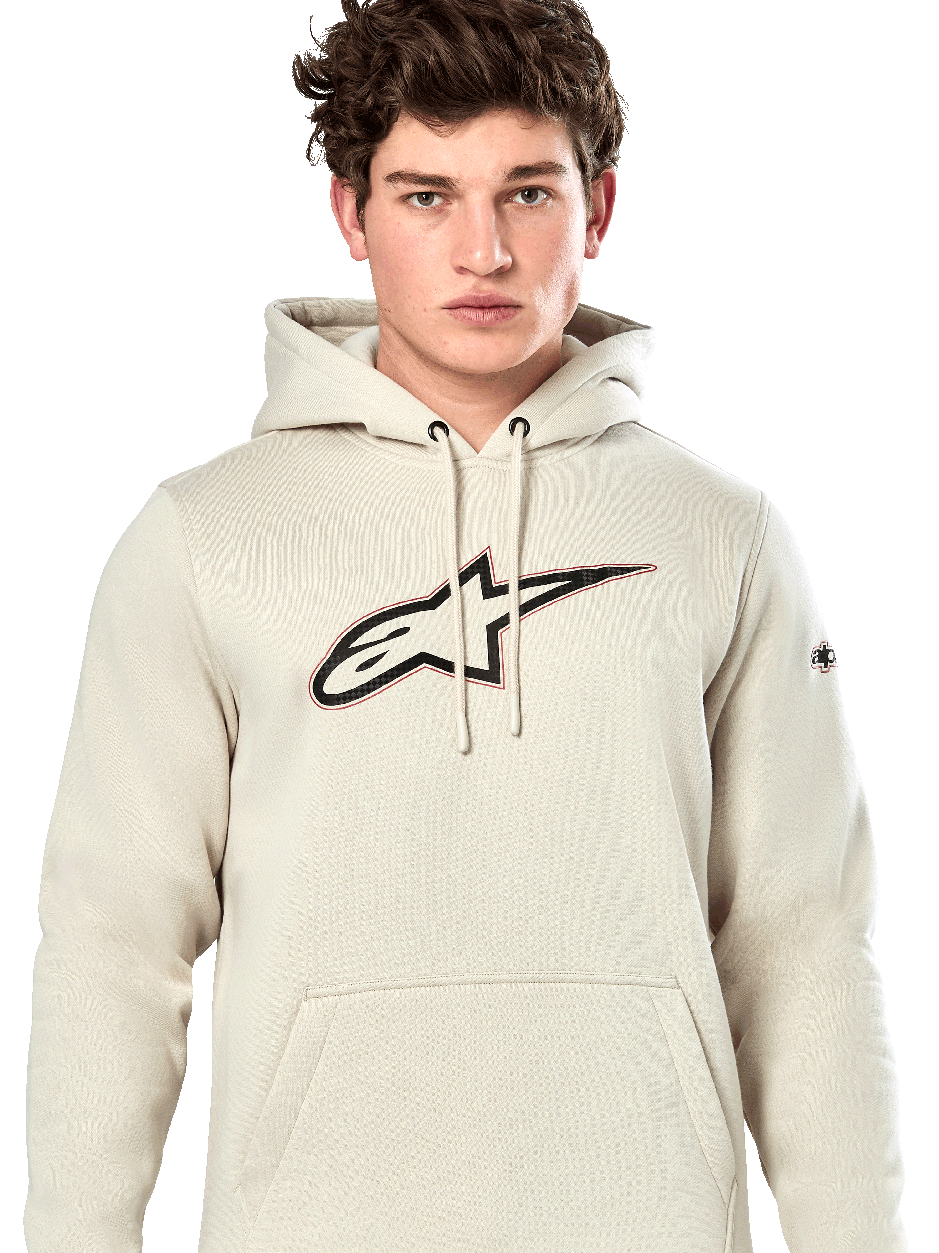 Alpinestars Insignia Hoodie, felpa pullover casual, Off White con logo sul petto effetto fibra di carbonio, dettaglio con bordo rosso, cappuccio con coulisse e tasca a marsupio, indossata da un modello, design ispirato al motorsport