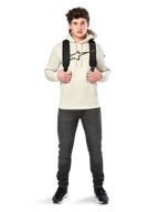 Felpa con cappuccio Alpinestars Insignia, streetwear casual, pullover in pile Off White, logo effetto fibra di carbonio con bordo rosso, cappuccio con cordino, tasca a marsupio, indossata da un modello con zaino nero e jeans grigio scuro