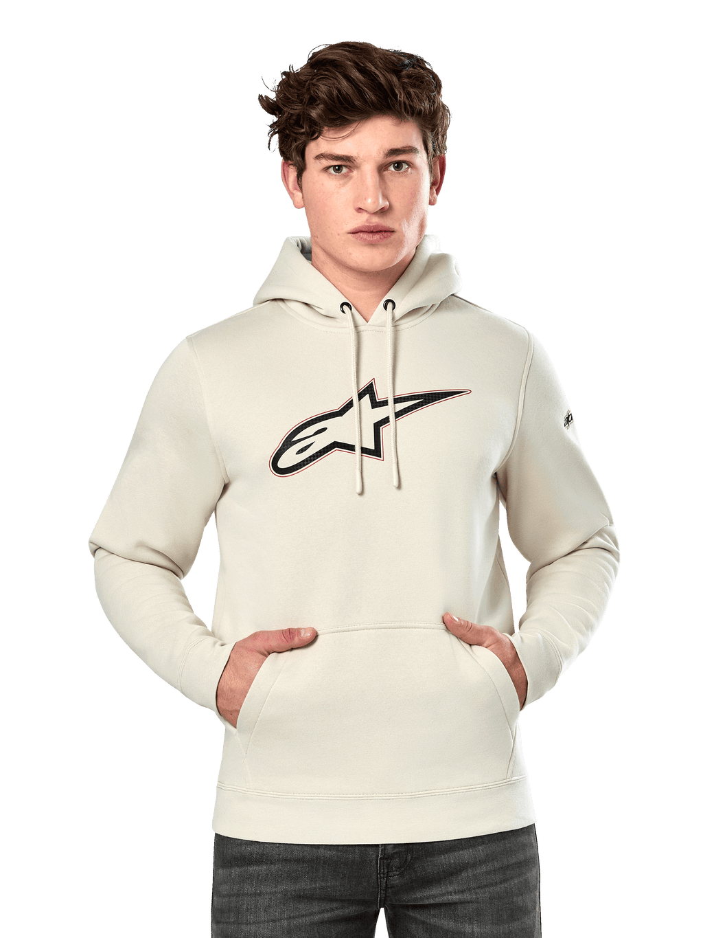 Alpinestars Insignia Hoodie, felpa in pile bianco sporco, modello che indossa la felpa con grande logo Alpinestars effetto fibra di carbonio sul petto e profilo rosso, tasca a marsupio, cappuccio con coulisse, streetwear casual ispirato al motorsport