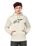 Alpinestars Insignia Hoodie, felpa in pile bianco sporco, modello che indossa la felpa con grande logo Alpinestars effetto fibra di carbonio sul petto e profilo rosso, tasca a marsupio, cappuccio con coulisse, streetwear casual ispirato al motorsport