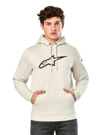 Alpinestars Insignia Hoodie, felpa in pile bianco sporco, modello che indossa la felpa con grande logo Alpinestars effetto fibra di carbonio sul petto e profilo rosso, tasca a marsupio, cappuccio con coulisse, streetwear casual ispirato al motorsport