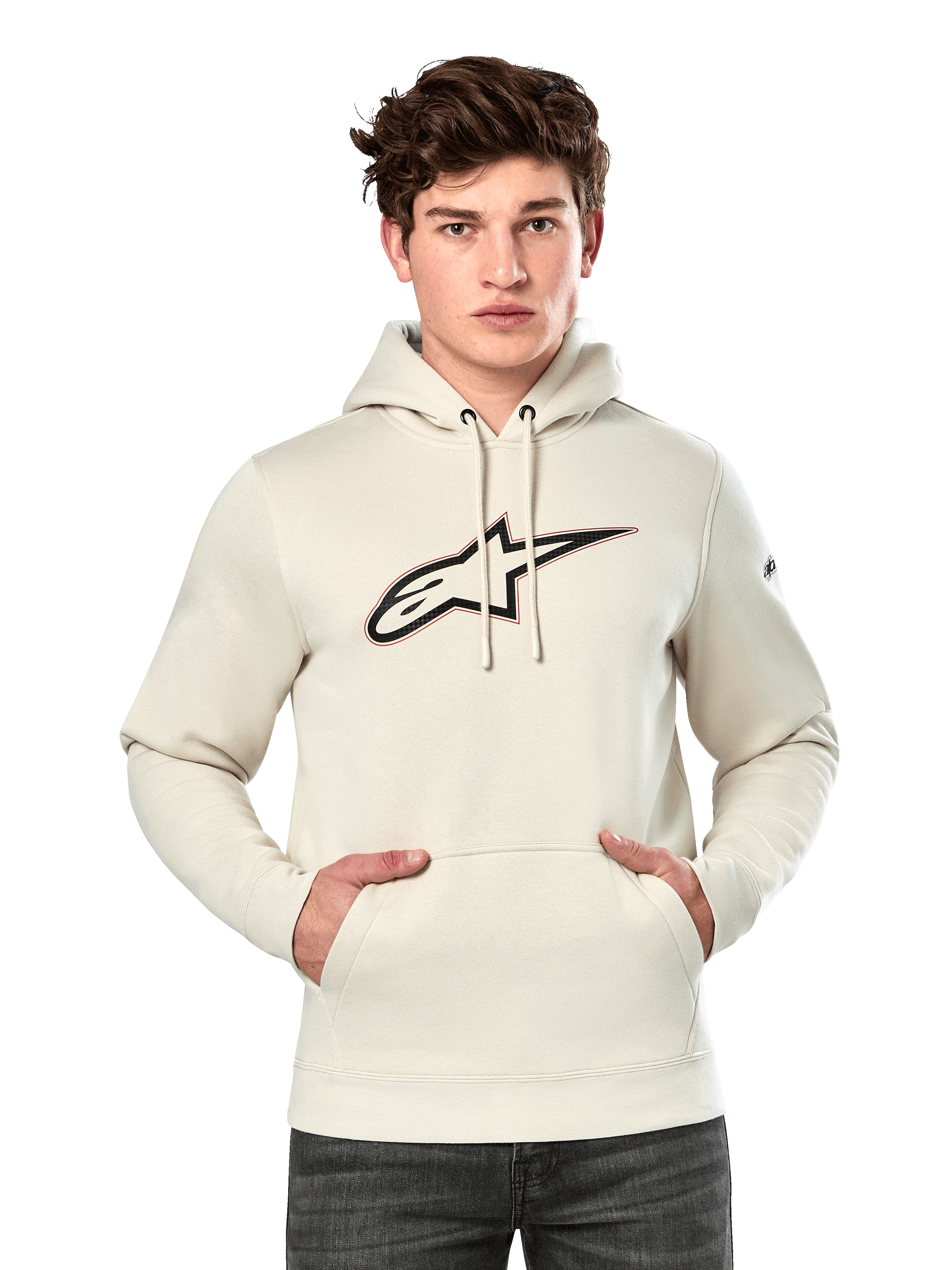 Alpinestars Insignia Hoodie, felpa in pile bianco sporco, modello che indossa la felpa con grande logo Alpinestars effetto fibra di carbonio sul petto e profilo rosso, tasca a marsupio, cappuccio con coulisse, streetwear casual ispirato al motorsport