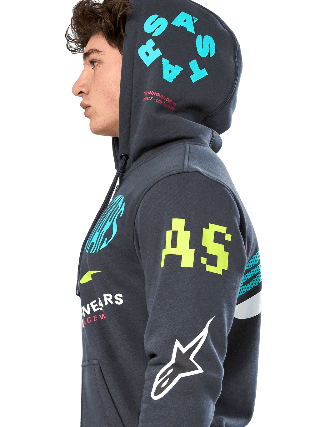 Felpa con cappuccio Alpinestars Variegate, pile grigio gunmetal con zip frontale, profilo laterale del modello, grafica multi-logo in giallo neon, azzurro e bianco, presenta il marchio 'AS' sulla manica e 'STARS' sul cappuccio, streetwear casual ispirato al motorsport