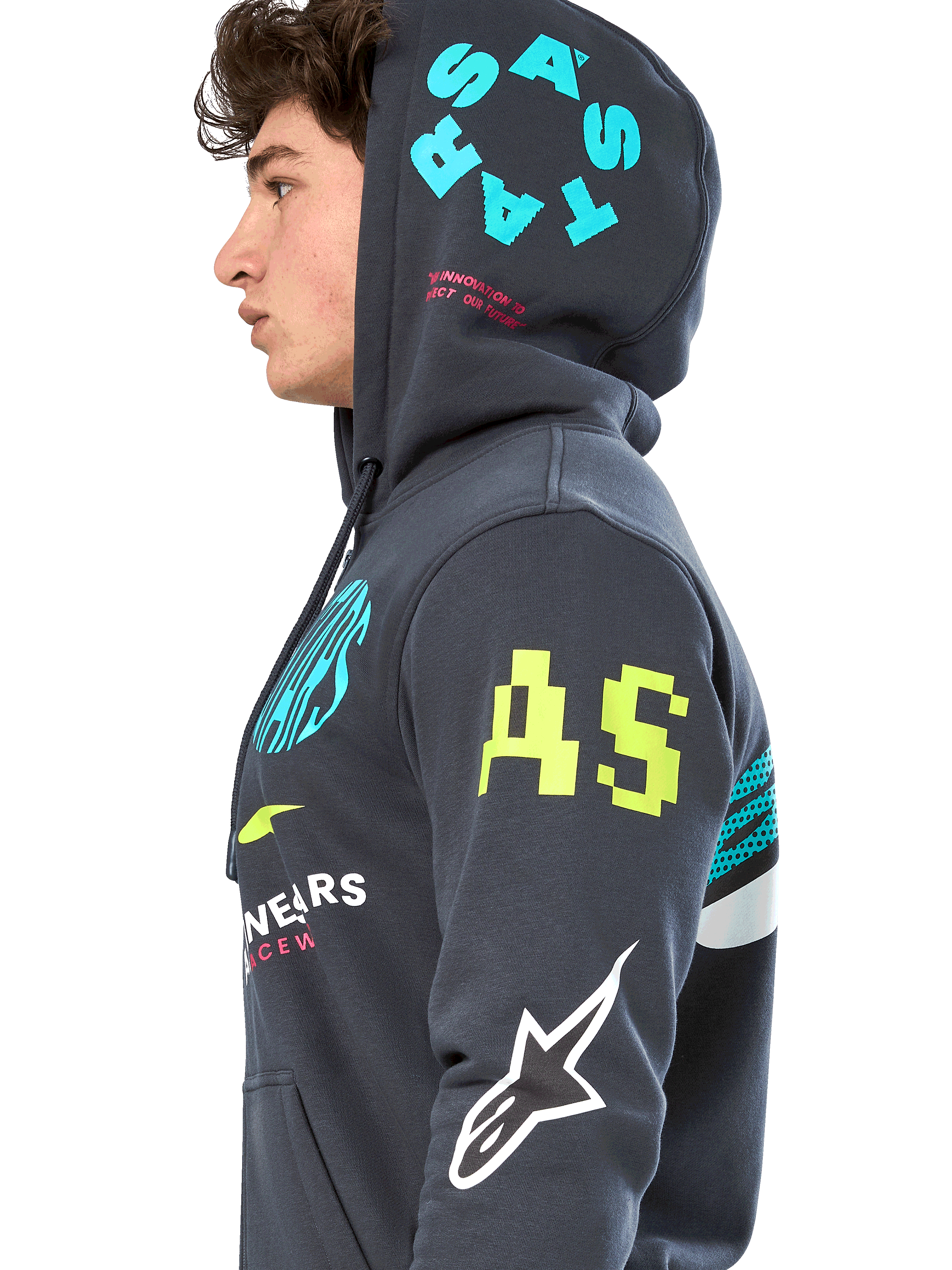 Felpa con cappuccio Alpinestars Variegate, pile grigio gunmetal con zip frontale, profilo laterale del modello, grafica multi-logo in giallo neon, azzurro e bianco, presenta il marchio 'AS' sulla manica e 'STARS' sul cappuccio, streetwear casual ispirato al motorsport