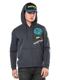 Felpa con cappuccio Alpinestars Variegate, felpa in pile con zip frontale, grigio antracite con grafiche logo multicolore su petto e maniche, indossata da un modello con cappellino coordinato, streetwear casual con tasche a marsupio e cerniera a tutta lunghezza