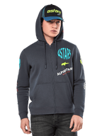 Felpa con cappuccio Alpinestars Variegate, felpa in pile con zip frontale, grigio antracite con grafiche logo multicolore su petto e maniche, indossata da un modello con cappellino coordinato, streetwear casual con tasche a marsupio e cerniera a tutta lunghezza