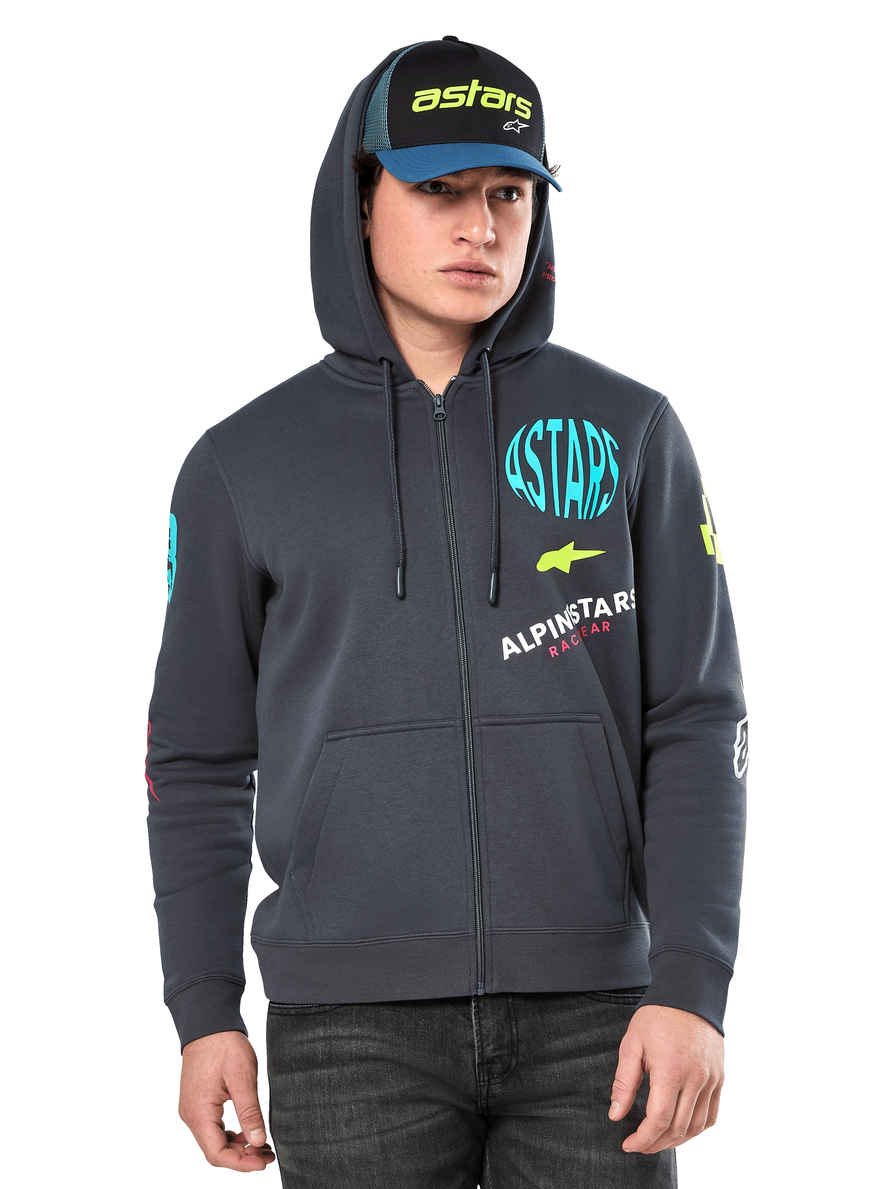 Felpa con cappuccio Alpinestars Variegate, felpa in pile con zip frontale, grigio antracite con grafiche logo multicolore su petto e maniche, indossata da un modello con cappellino coordinato, streetwear casual con tasche a marsupio e cerniera a tutta lunghezza