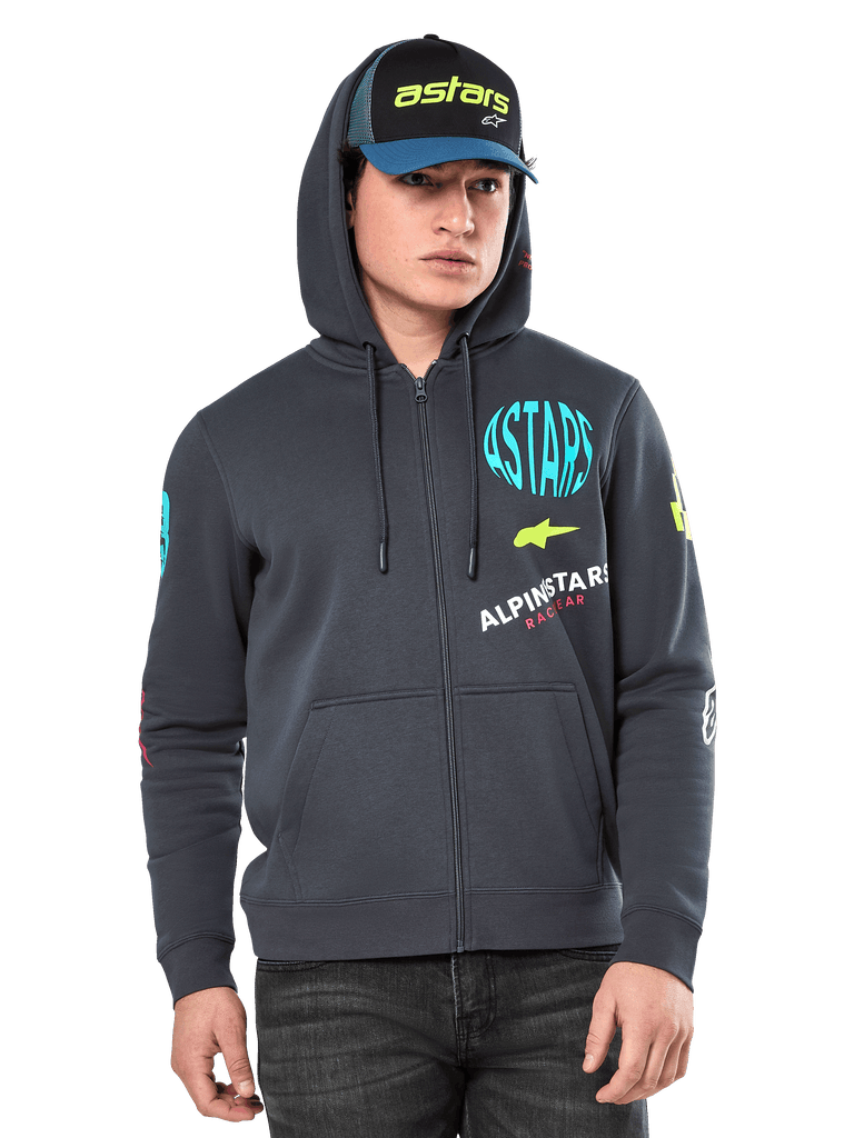 Felpa con cappuccio Alpinestars Variegate, felpa in pile con zip frontale, grigio antracite con grafiche logo multicolore su petto e maniche, indossata da un modello con cappellino coordinato, streetwear casual con tasche a marsupio e cerniera a tutta lunghezza