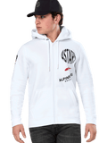 Alpinestars Variegate Hoodie, felpa bianca con cappuccio e zip con grafiche racing ASTARS nere e rosse, indossata da un modello con cappellino nero e jeans scuri, abbigliamento streetwear motorsport casual con tasca a marsupio e cappuccio con cordino