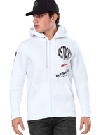 Alpinestars Variegate Hoodie, felpa bianca con cappuccio e zip con grafiche racing ASTARS nere e rosse, indossata da un modello con cappellino nero e jeans scuri, abbigliamento streetwear motorsport casual con tasca a marsupio e cappuccio con cordino