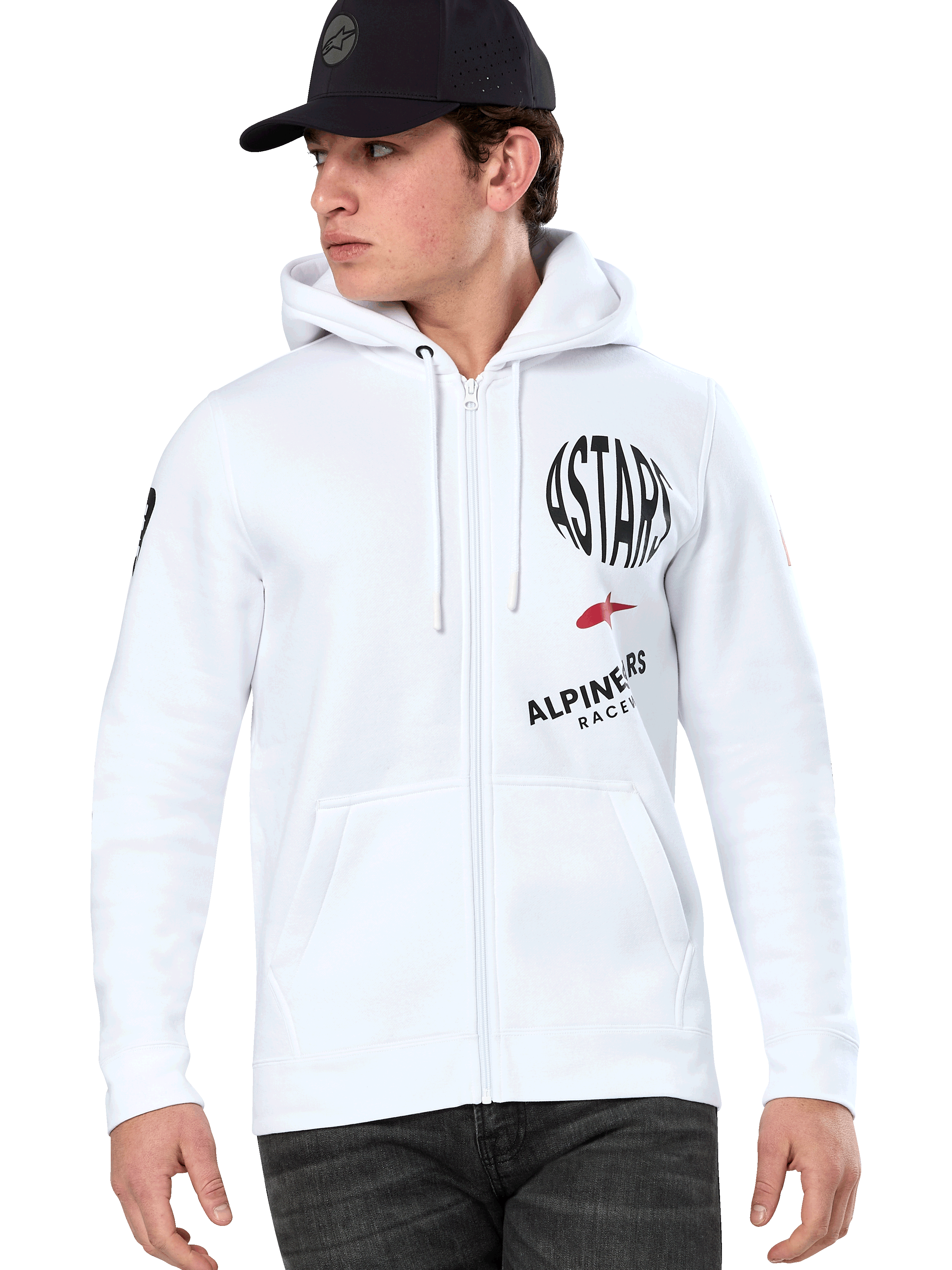 Alpinestars Variegate Hoodie, felpa bianca con cappuccio e zip con grafiche racing ASTARS nere e rosse, indossata da un modello con cappellino nero e jeans scuri, abbigliamento streetwear motorsport casual con tasca a marsupio e cappuccio con cordino