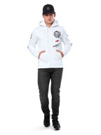 Felpa con cappuccio Alpinestars Variegate, felpa in pile bianca con zip, grafica multi-logo con scritta 'ASTARS' e logo a stella rosso sul petto, dettagli grafici sulle maniche, indossata da un modello con cappellino nero e jeans neri, abbigliamento streetwear casual motorsport