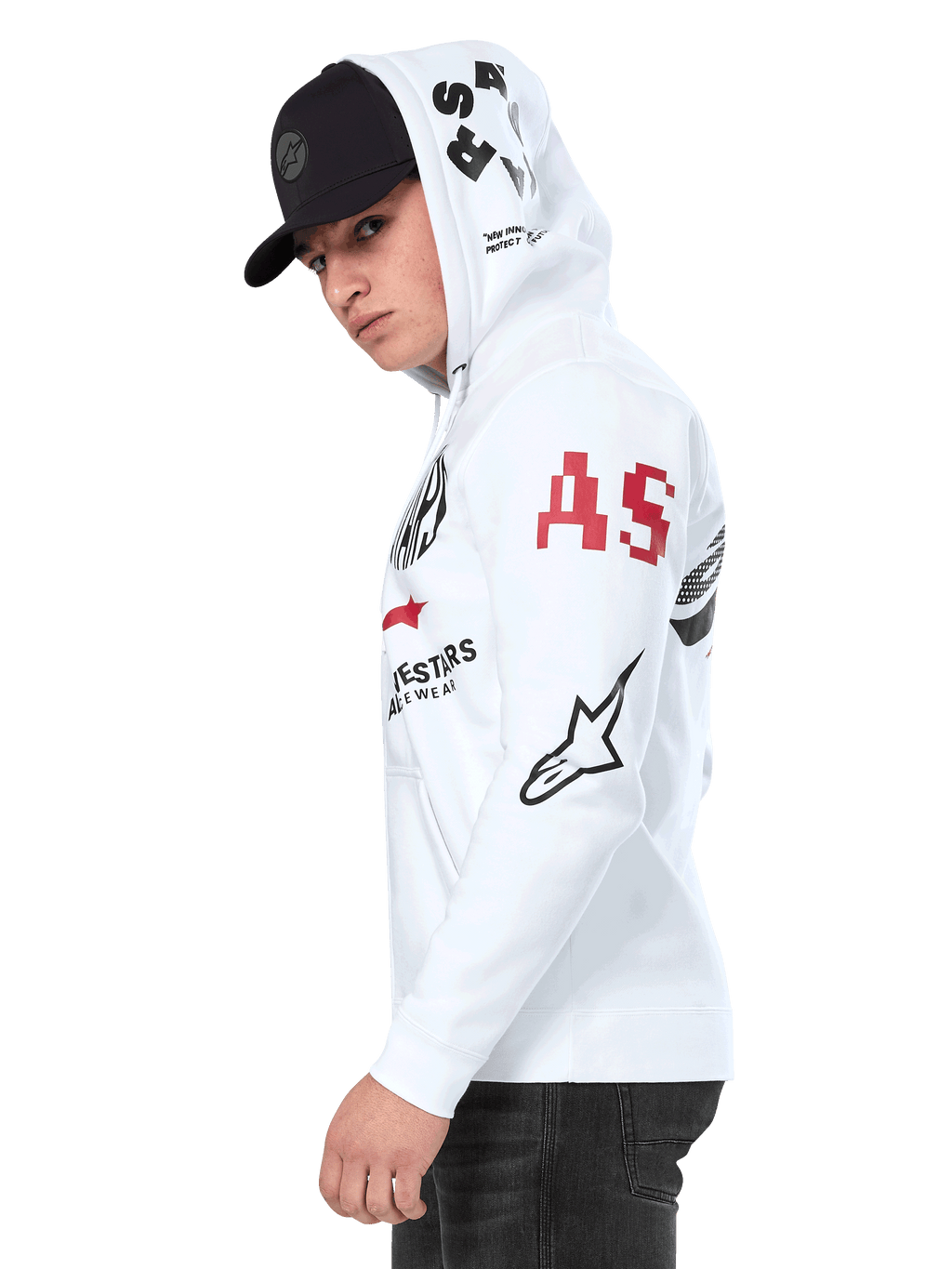 Alpinestars Variegate Hoodie, felpa in pile bianca con zip frontale, grafica multi-logo sulle maniche e sul cappuccio con scritta 'AS' rossa e logo a stella nero, indossata da un uomo con un cappellino nero, streetwear casual ispirato al motorsport