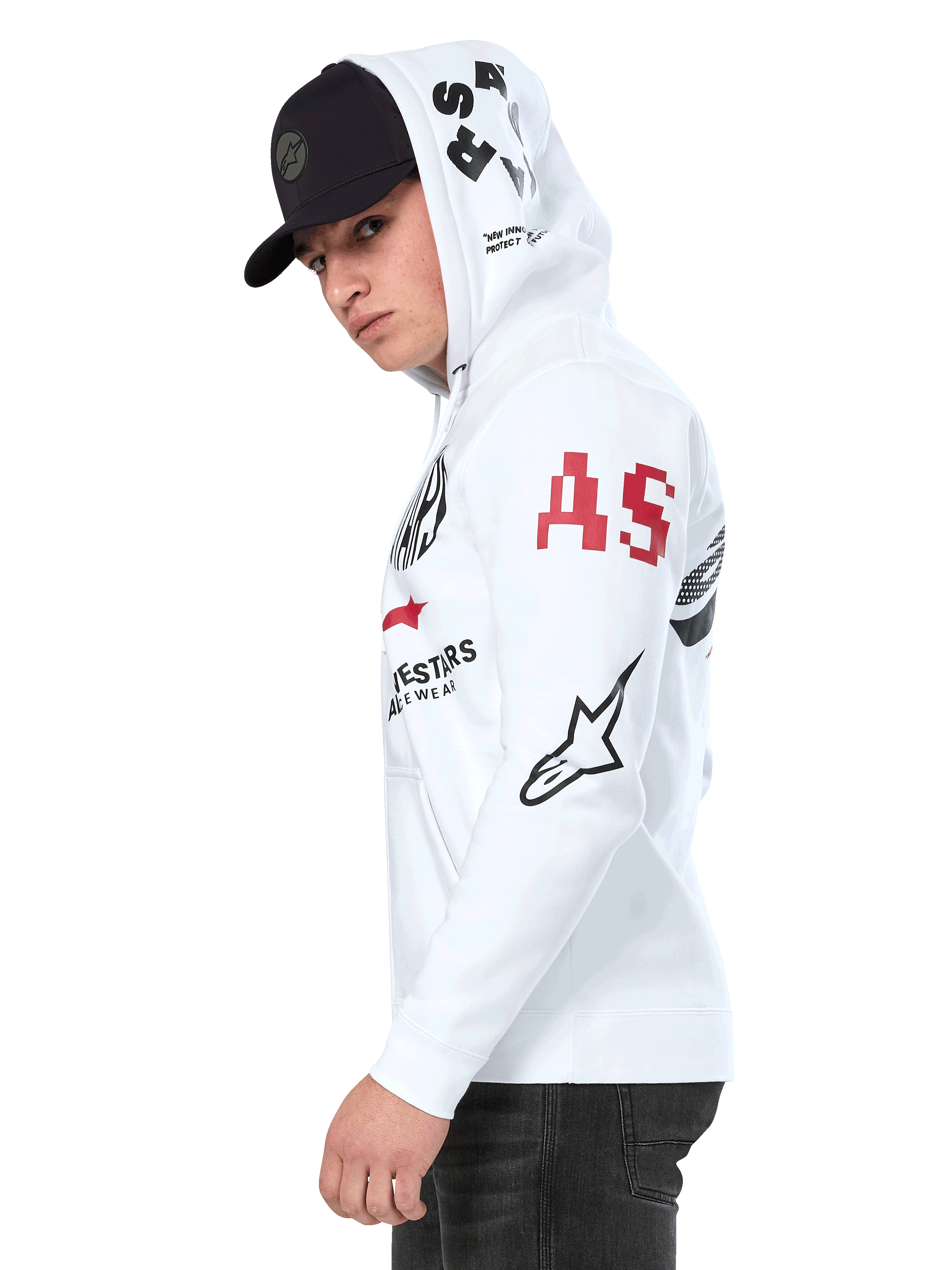 Alpinestars Variegate Hoodie, felpa in pile bianca con zip frontale, grafica multi-logo sulle maniche e sul cappuccio con scritta 'AS' rossa e logo a stella nero, indossata da un uomo con un cappellino nero, streetwear casual ispirato al motorsport