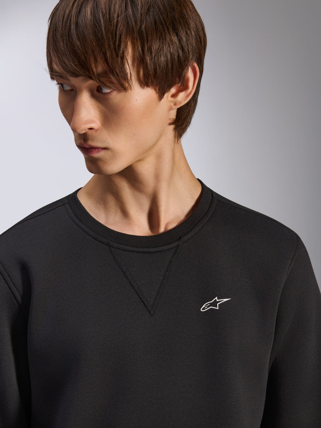 Felpa Alpinestars Positive Crew, girocollo nero con dettaglio cucitura a V sul collo, piccolo logo Alpinestars bianco sul petto a sinistra, streetwear casual ispirato al motorsport