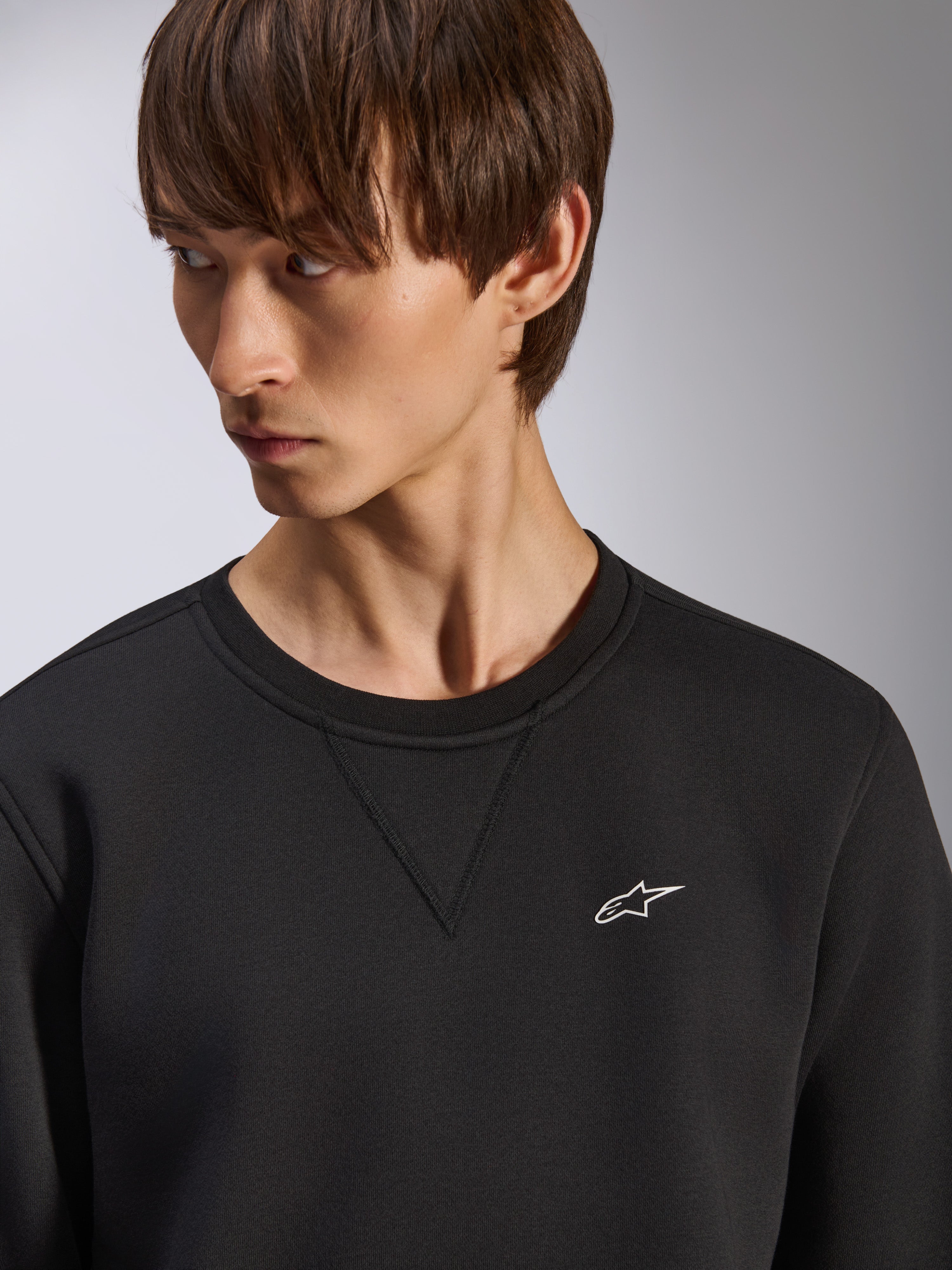 Felpa Alpinestars Positive Crew, girocollo nero con dettaglio cucitura a V sul collo, piccolo logo Alpinestars bianco sul petto a sinistra, streetwear casual ispirato al motorsport