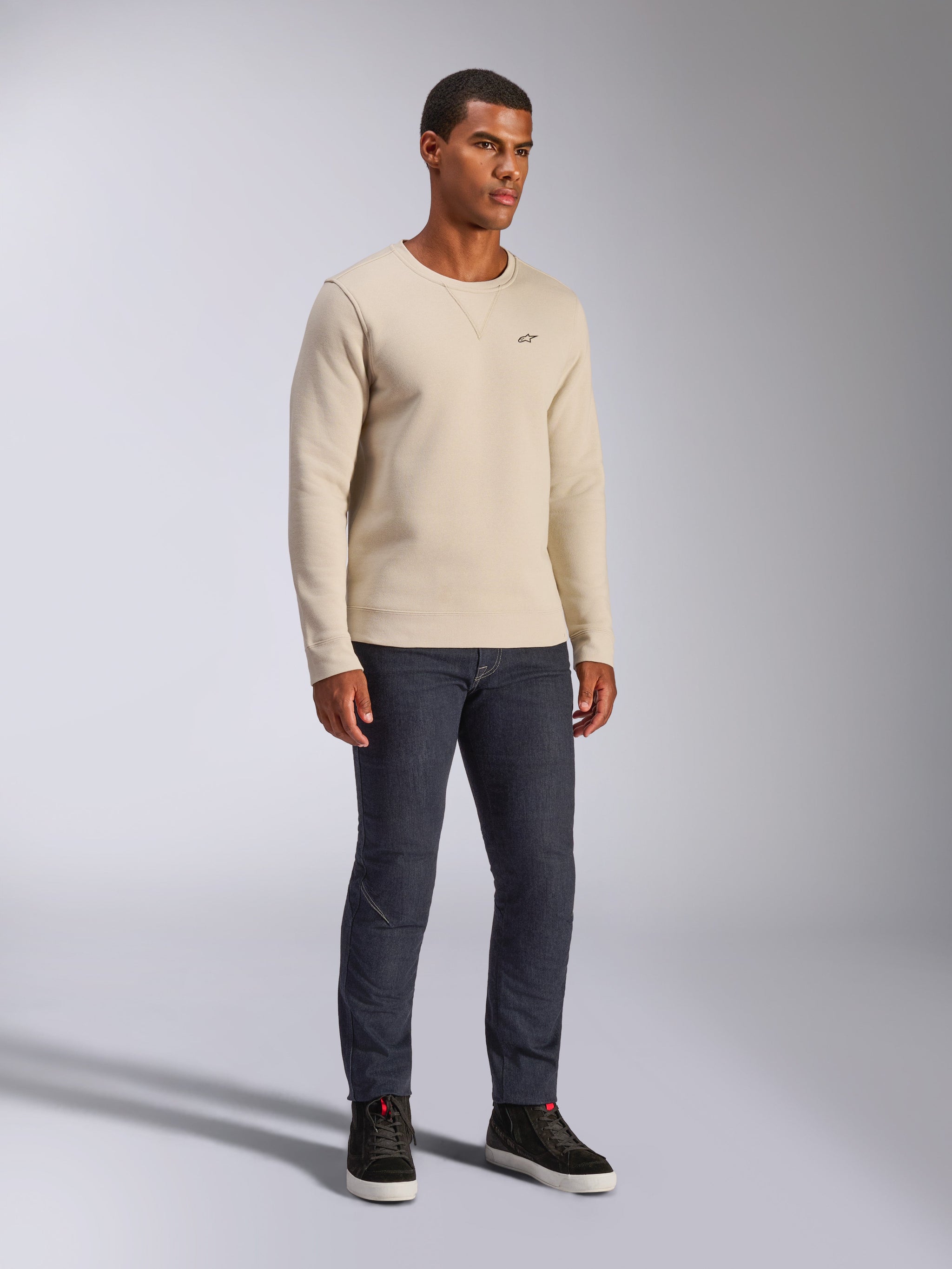 Alpinestars Positive Crew, felpa girocollo, bianco sporco, streetwear casual, con piccolo logo A-star nero sul petto, collo a costine con dettaglio a V, maniche lunghe, design moderno ispirato al motorsport