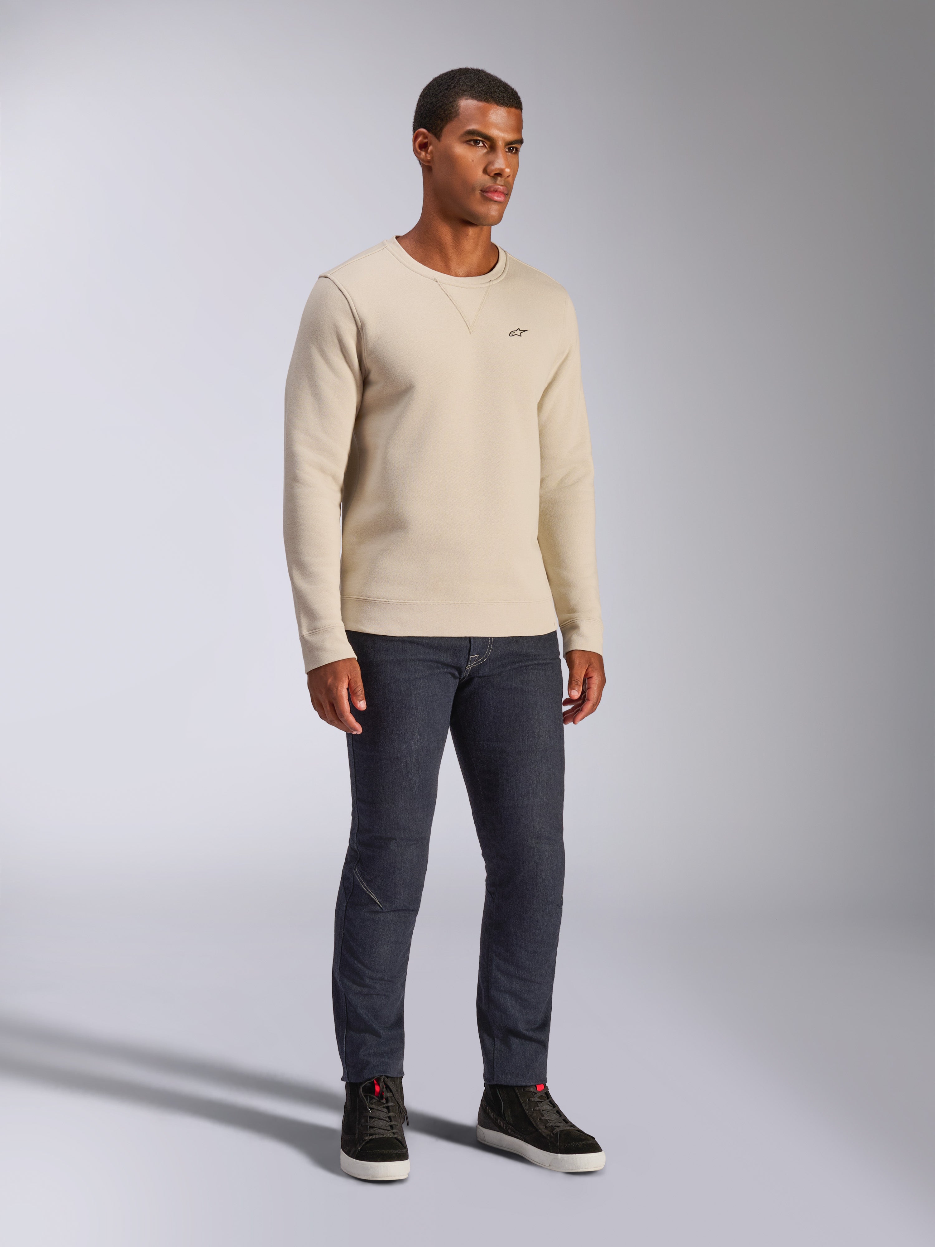 Alpinestars Positive Crew, felpa girocollo, bianco sporco, streetwear casual, con piccolo logo A-star nero sul petto, collo a costine con dettaglio a V, maniche lunghe, design moderno ispirato al motorsport
