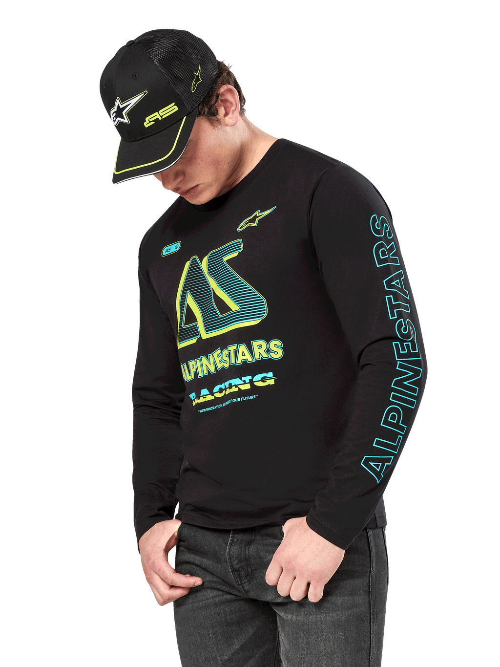 Alpinestars Ayess CSF Long Sleeve Tee, maglietta a maniche lunghe nera con grafiche giallo neon e ciano, grande logo AS sul petto e scritta Alpinestars verticale sulla manica, indossata da un modello con cappellino nero coordinato e jeans scuri, abbigliamento casual lifestyle motorsport