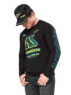 Alpinestars Ayess CSF Long Sleeve Tee, maglietta a maniche lunghe nera con grafiche giallo neon e ciano, grande logo AS sul petto e scritta Alpinestars verticale sulla manica, indossata da un modello con cappellino nero coordinato e jeans scuri, abbigliamento casual lifestyle motorsport