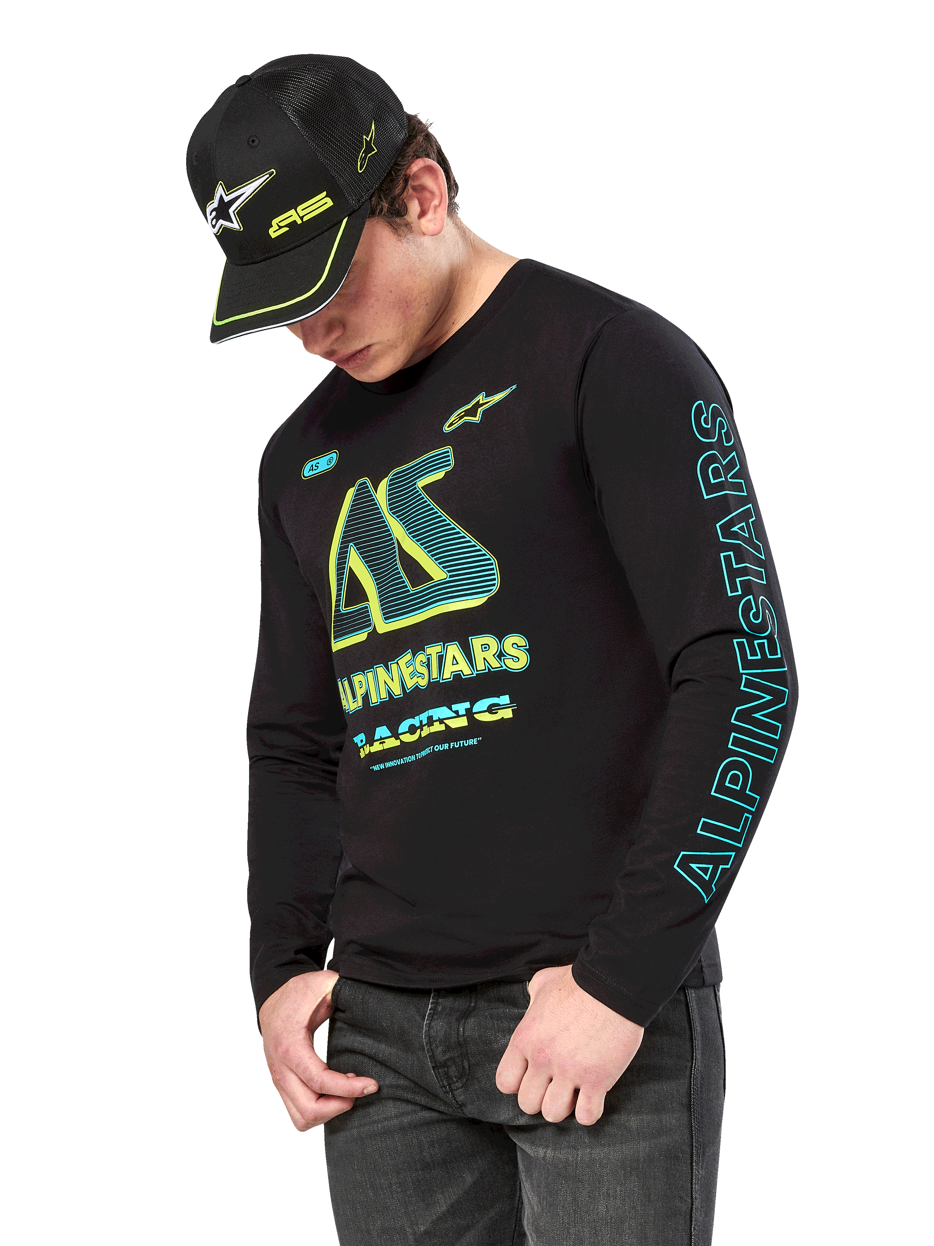 Alpinestars Ayess CSF Long Sleeve Tee, maglietta a maniche lunghe nera con grafiche giallo neon e ciano, grande logo AS sul petto e scritta Alpinestars verticale sulla manica, indossata da un modello con cappellino nero coordinato e jeans scuri, abbigliamento casual lifestyle motorsport