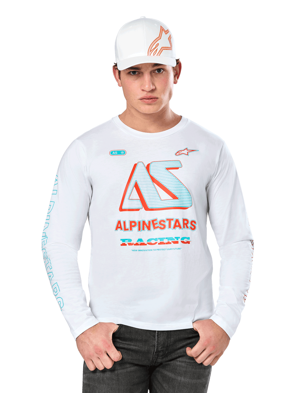 Alpinestars Ayess Csf Tee a maniche lunghe, maglietta da motorsport bianca con logo AS colorato in blu e rosso e grafica ALPINESTARS RACING, indossata con cappellino bianco e jeans neri, sfondo bianco