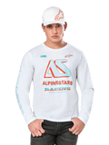 Alpinestars Ayess Csf Tee a maniche lunghe, maglietta da motorsport bianca con logo AS colorato in blu e rosso e grafica ALPINESTARS RACING, indossata con cappellino bianco e jeans neri, sfondo bianco