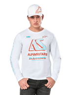 Alpinestars Ayess Csf Tee a maniche lunghe, maglietta da motorsport bianca con logo AS colorato in blu e rosso e grafica ALPINESTARS RACING, indossata con cappellino bianco e jeans neri, sfondo bianco