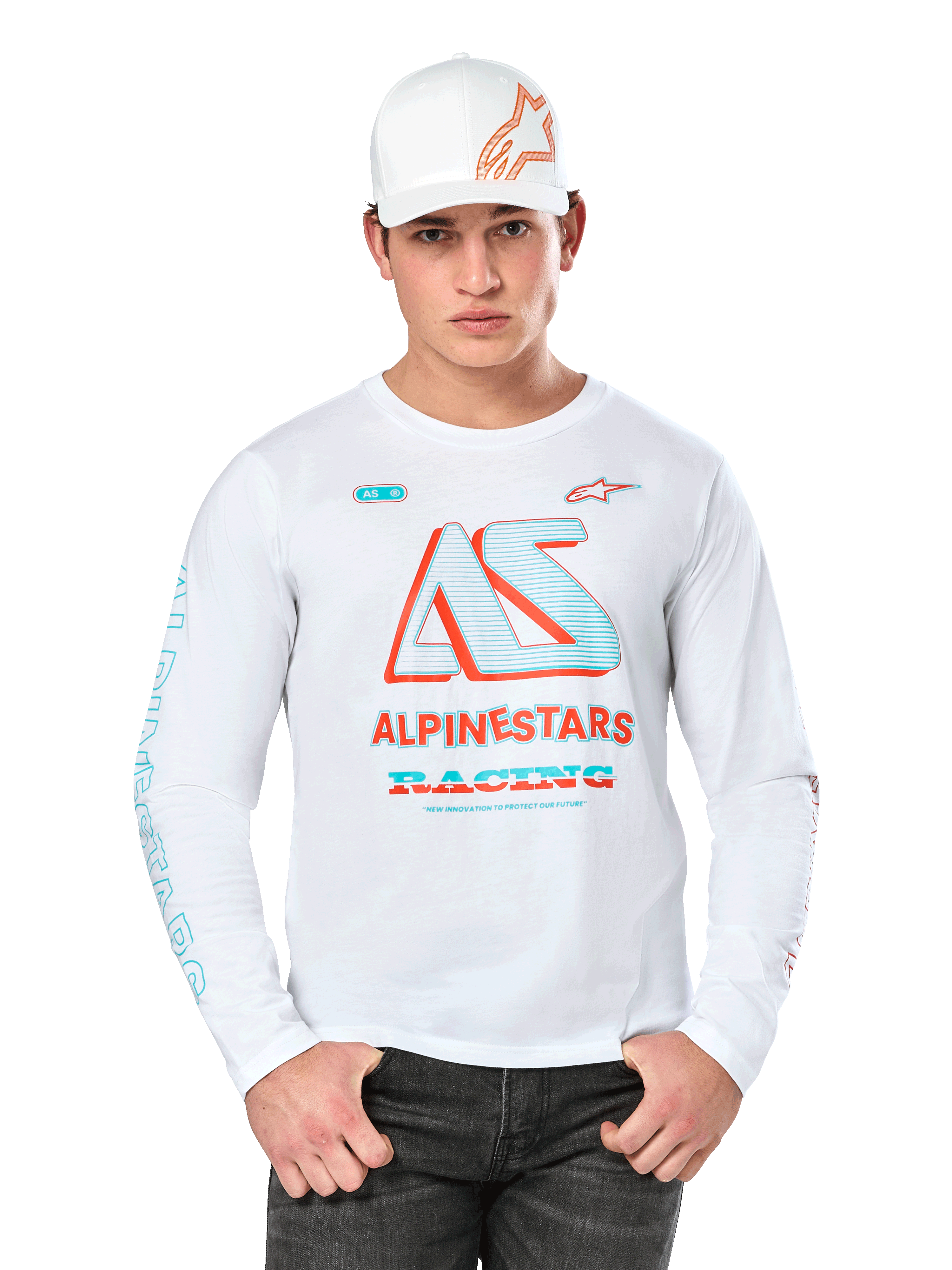 Alpinestars Ayess Csf Tee a maniche lunghe, maglietta da motorsport bianca con logo AS colorato in blu e rosso e grafica ALPINESTARS RACING, indossata con cappellino bianco e jeans neri, sfondo bianco