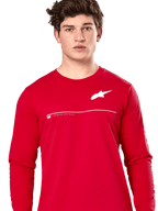 Alpinestars Committed CSF Tee, t-shirt a maniche lunghe, rosso, logo Astars bianco sul petto con linea orizzontale e scritta "Premium Racewear", indossata da un modello, streetwear casual ispirato al motorsport