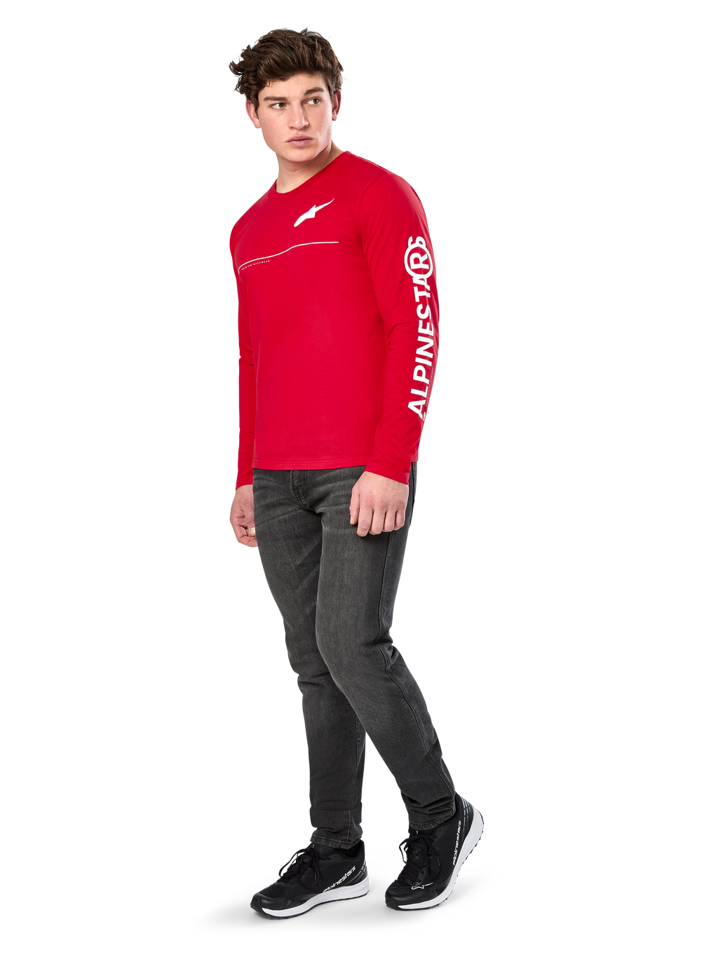 Alpinestars Committed CSF Tee, maglietta a maniche lunghe, rossa, con logo Astars bianco sul petto e marchio Alpinestars sulla manica, indossata da un modello con jeans scuri e sneakers nere, streetwear casual motorsport