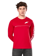 Alpinestars Committed CSF Long Sleeve Tee, rossa, indossata da un modello, con logo Astars bianco sul petto e grafica Alpinestars sulla manica, linea orizzontale bianca sul petto, streetwear casual ispirato al motorsport