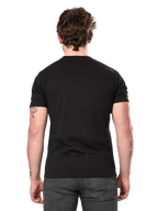 Alpinestars Semicircle CSF Tee, maglietta a maniche corte, nera, vista posteriore su modello, retro tinta unita, streetwear casual ispirato al motorsport, abbinata a jeans grigio scuro