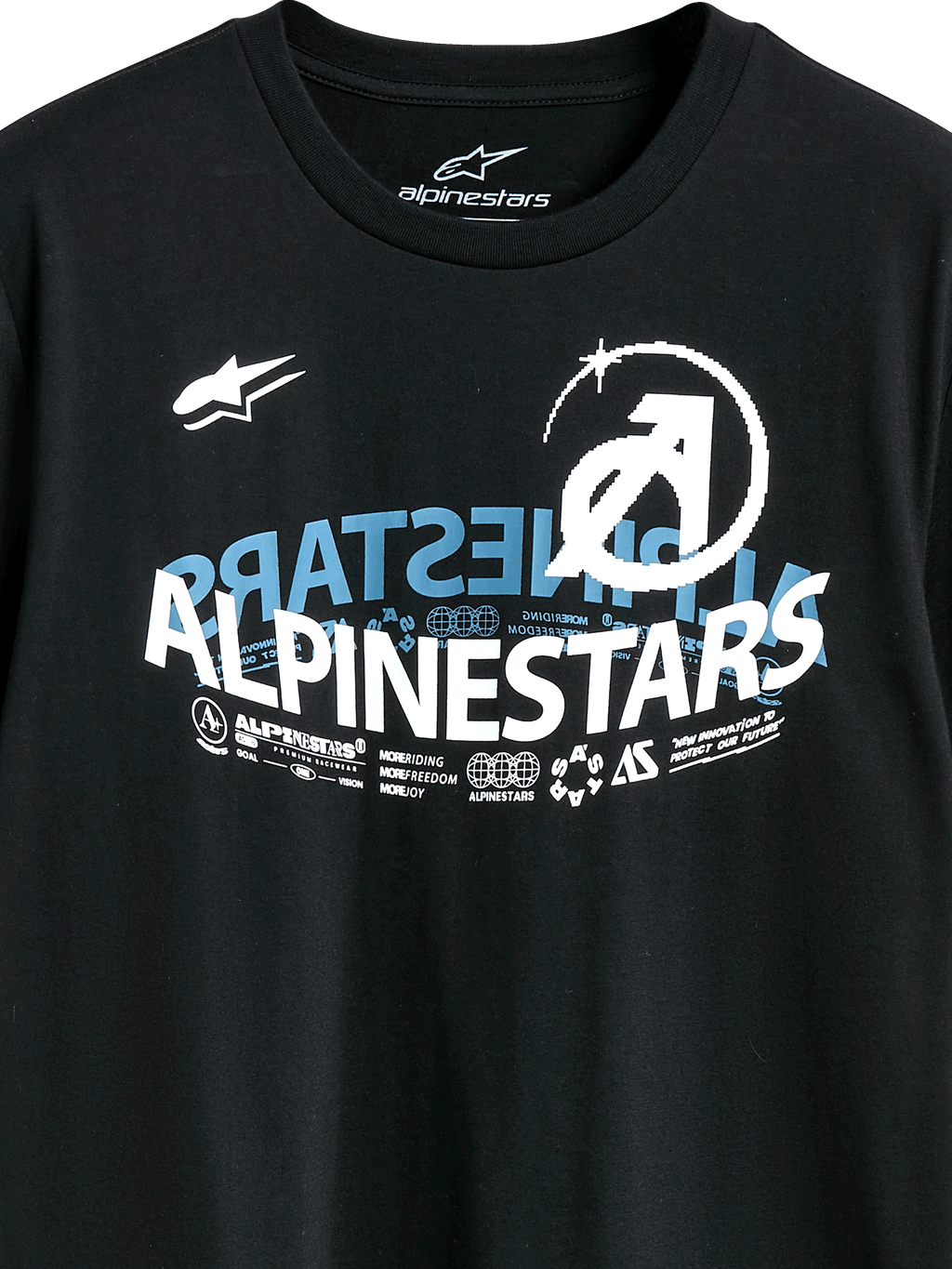Alpinestars Semicircle CSF Tee, maglietta a maniche corte, nero, con una complessa grafica Alpinestars curva in bianco e blu, icone tecniche e slogan, streetwear casual motorsport