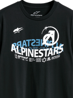 Alpinestars Semicircle CSF Tee, maglietta a maniche corte, nero, con una complessa grafica Alpinestars curva in bianco e blu, icone tecniche e slogan, streetwear casual motorsport