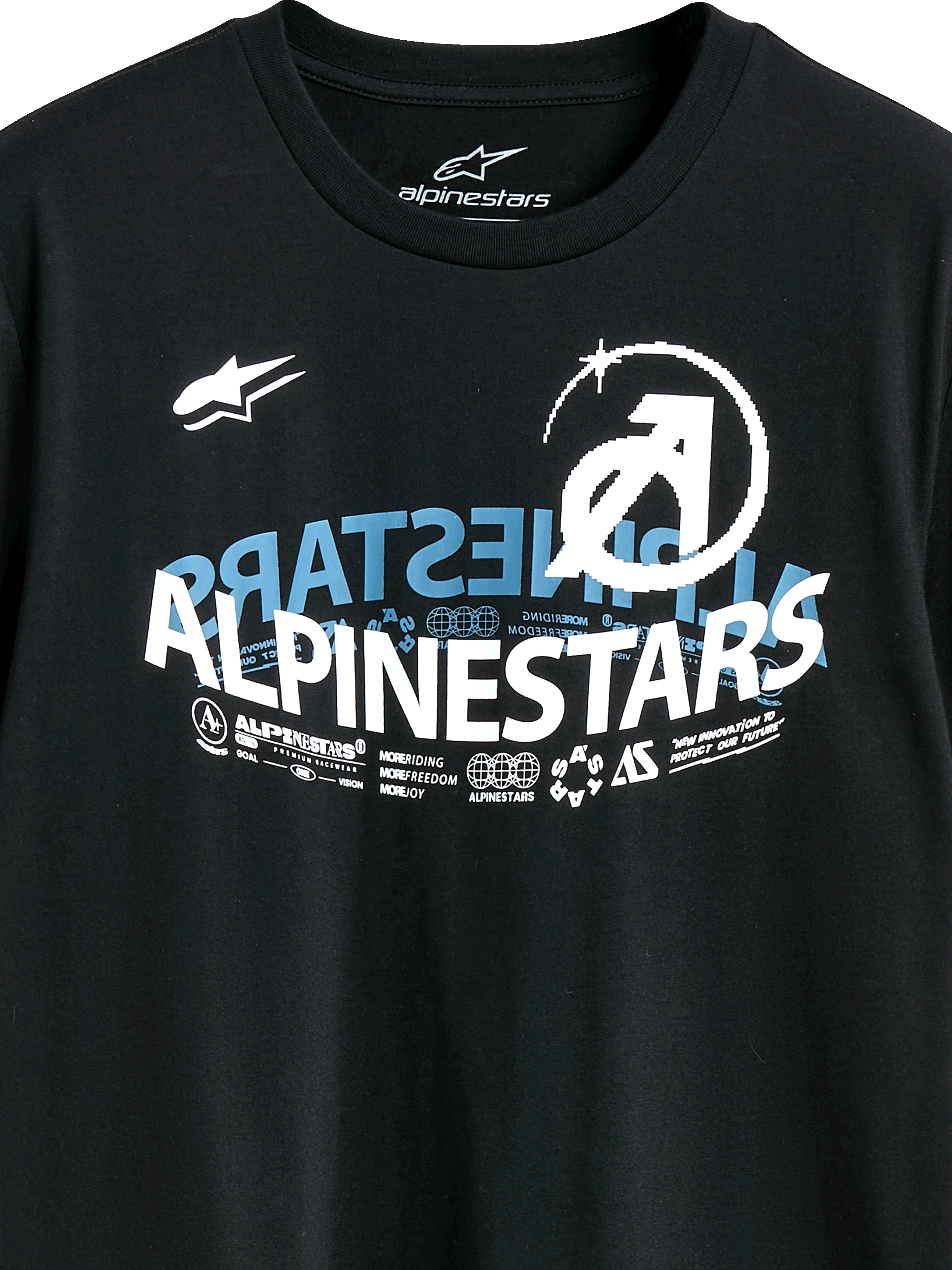 Alpinestars Semicircle CSF Tee, maglietta a maniche corte, nero, con una complessa grafica Alpinestars curva in bianco e blu, icone tecniche e slogan, streetwear casual motorsport