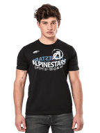 Alpinestars Semicircle CSF Tee, t-shirt a maniche corte nera, grafica Alpinestars curva a semicerchio bianca e blu sul petto, abbigliamento casual motorsport streetwear