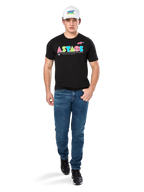 Modello maschile che indossa la maglietta Alpinestars Cereal CSF, T-shirt nera a maniche corte con logo ASTARS geometrico colorato, abbinata a jeans blu e cappellino bianco, streetwear casual ispirato al motorsport