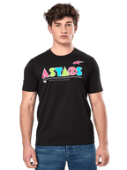 Alpinestars Cereal CSF Tee, t-shirt nera a maniche corte, indossata da un modello, logo ASTARS geometrico e colorato con scritta Premium Racewear, streetwear casual motorsport