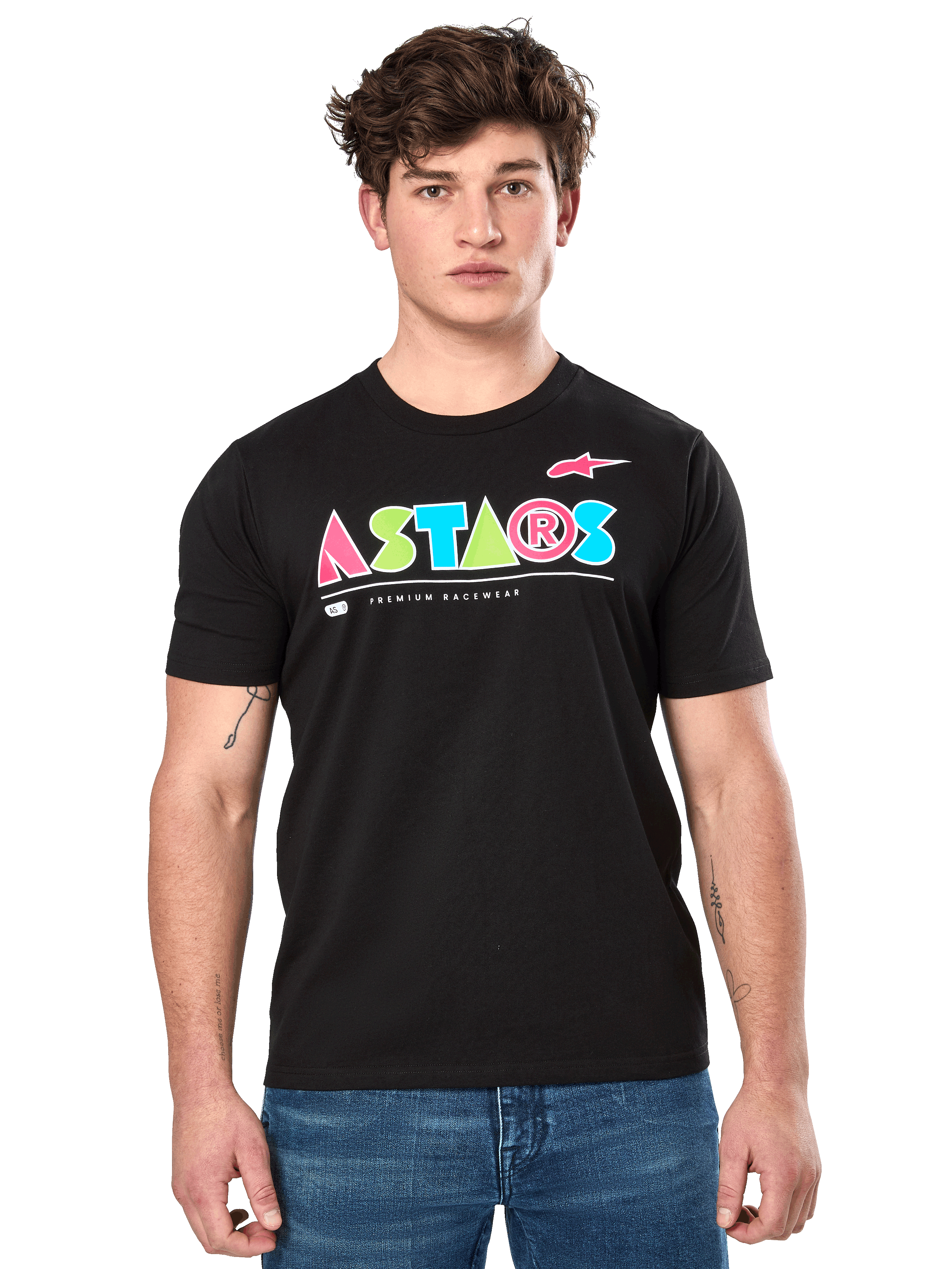 Alpinestars Cereal CSF Tee, t-shirt nera a maniche corte, indossata da un modello, logo ASTARS geometrico e colorato con scritta Premium Racewear, streetwear casual motorsport