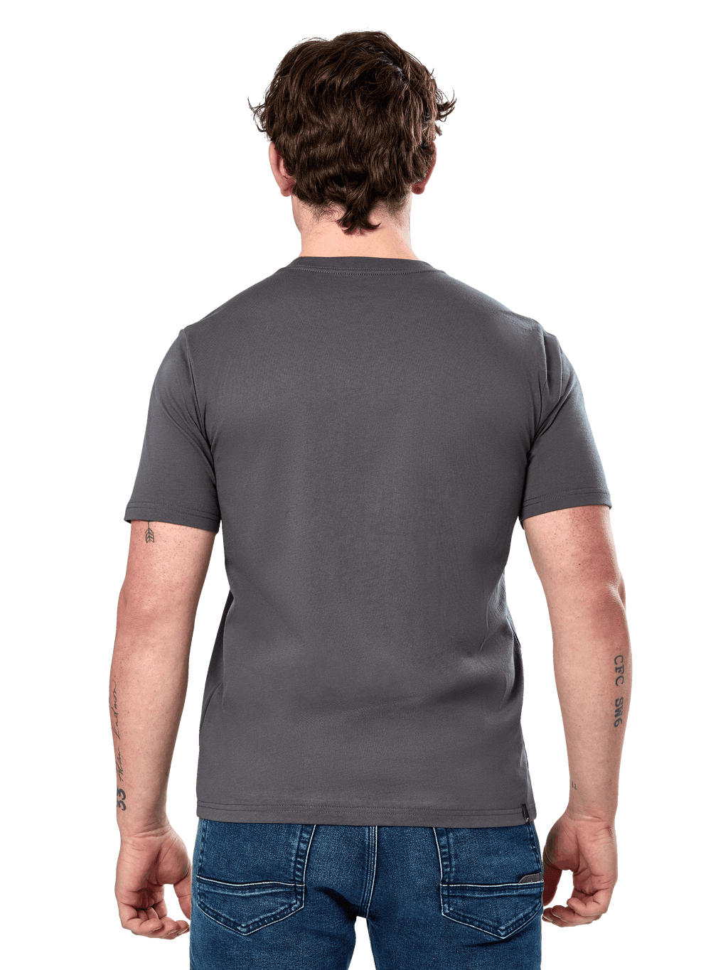 Alpinestars Cereal CSF Tee, maglietta a maniche corte, antracite, vista posteriore, indossata da un modello con jeans blu, streetwear casual ispirato al motorsport