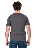 Alpinestars Cereal CSF Tee, maglietta a maniche corte, antracite, vista posteriore, indossata da un modello con jeans blu, streetwear casual ispirato al motorsport