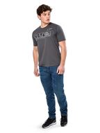 Alpinestars Cereal CSF Tee, maglietta a maniche corte, antracite, logo testuale Astars geometrico bianco, streetwear casual motorsport indossata con jeans blu e sneakers nere