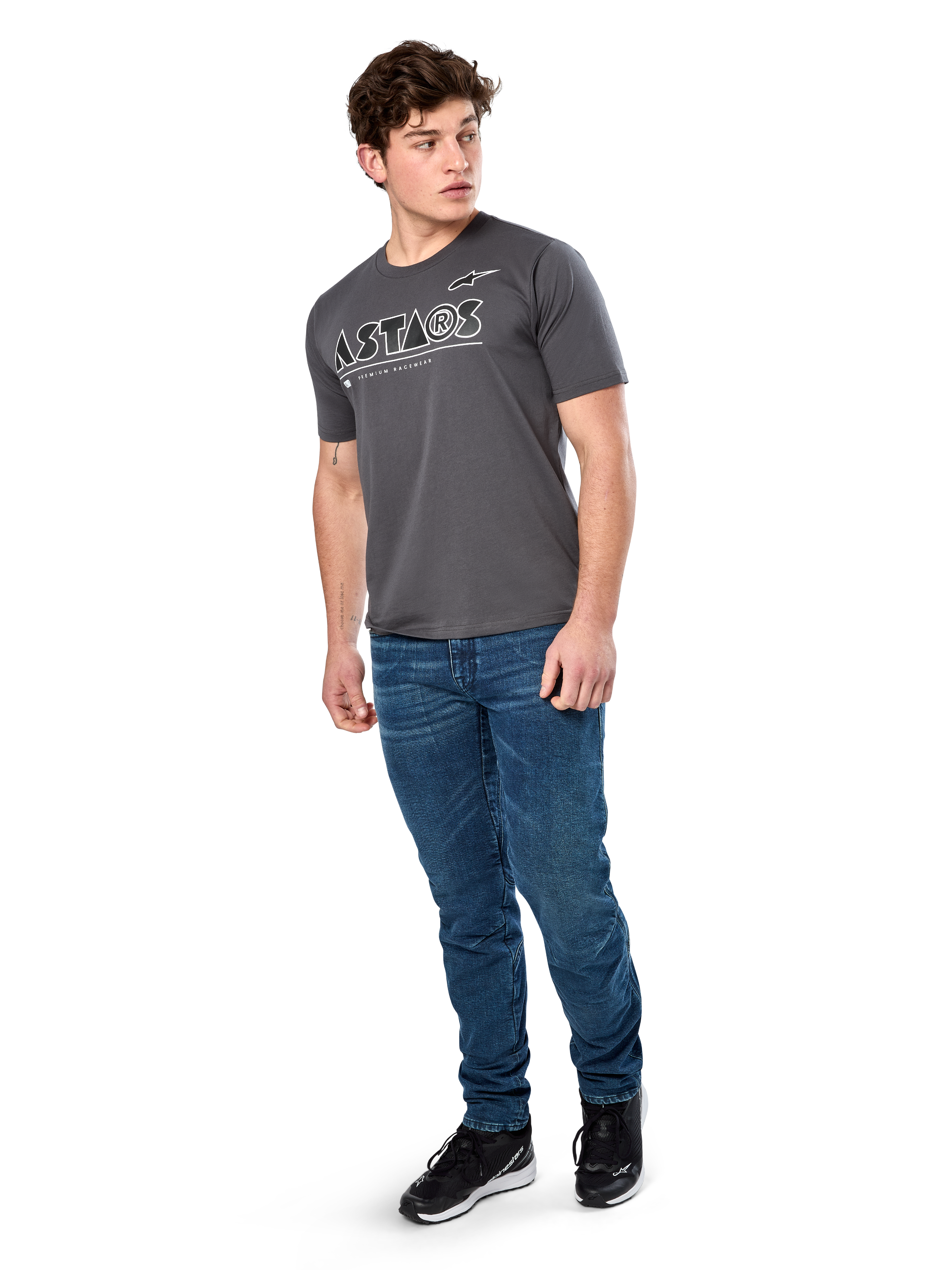 Alpinestars Cereal CSF Tee, maglietta a maniche corte, antracite, logo testuale Astars geometrico bianco, streetwear casual motorsport indossata con jeans blu e sneakers nere