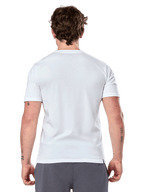 Alpinestars Geografica CSF Tee, t-shirt a maniche corte, bianco, vista posteriore, indossata da un modello con pantaloni grigi, abbigliamento streetwear casual motorsport