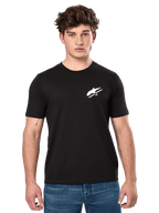 Alpinestars Formulate CSF Tee, maglietta a maniche corte nera indossata da un modello con jeans blu, caratterizzata dal logo Astars bianco sul petto, abbigliamento lifestyle casual ispirato al motorsport