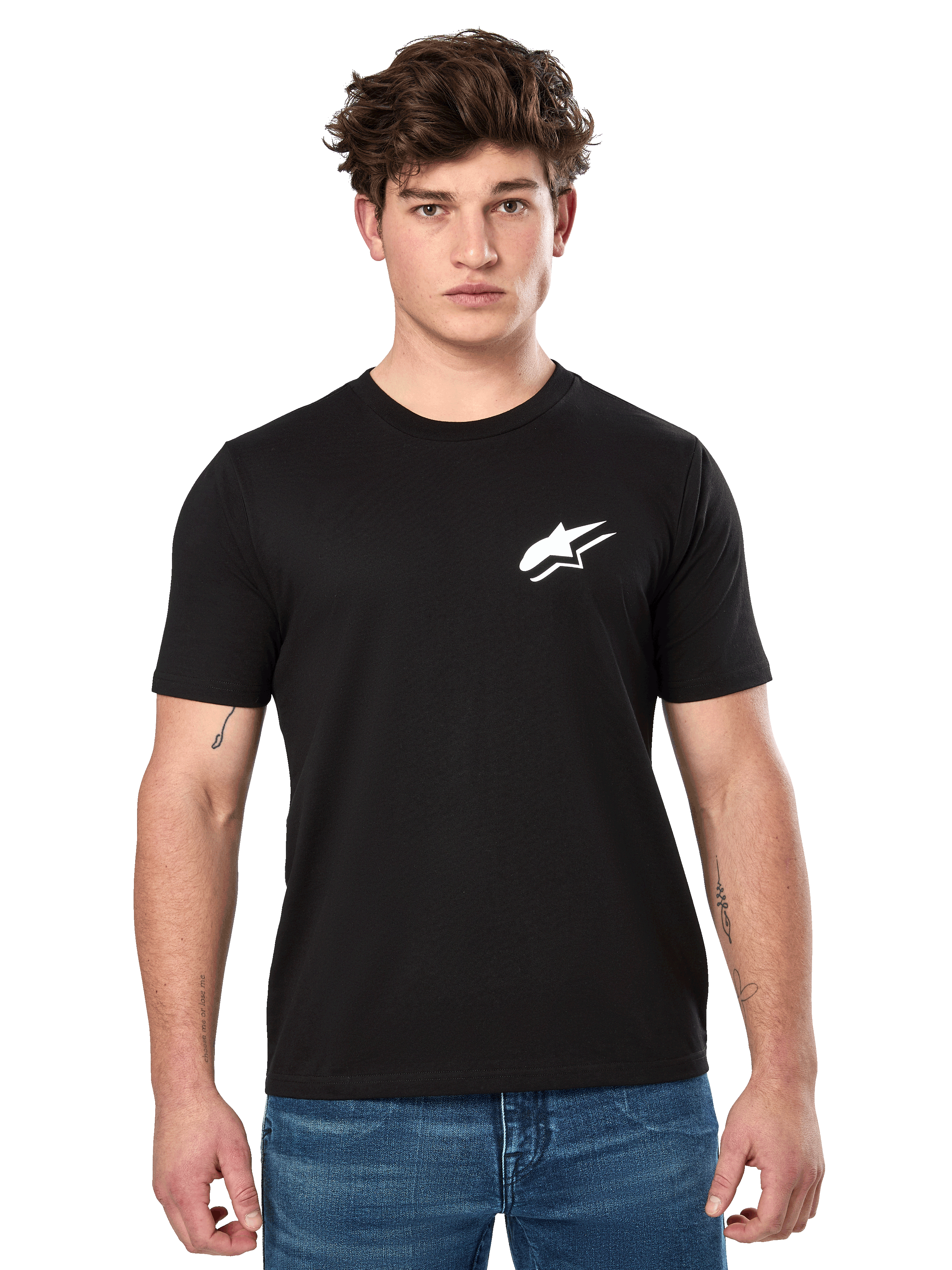Alpinestars Formulate CSF Tee, maglietta a maniche corte nera indossata da un modello con jeans blu, caratterizzata dal logo Astars bianco sul petto, abbigliamento lifestyle casual ispirato al motorsport