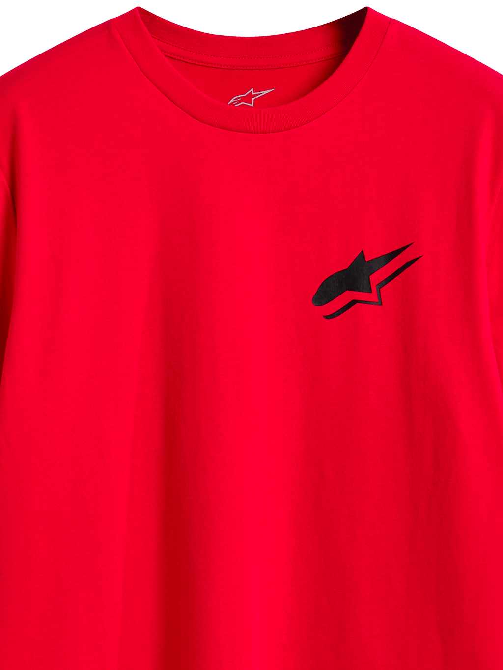 Alpinestars Formulate CSF Tee, maglietta a maniche corte, rosso, logo Astars nero sul petto, vista ravvicinata dello scollo e della grafica frontale, abbigliamento lifestyle casual