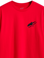 Alpinestars Formulate CSF Tee, maglietta a maniche corte, rosso, logo Astars nero sul petto, vista ravvicinata dello scollo e della grafica frontale, abbigliamento lifestyle casual